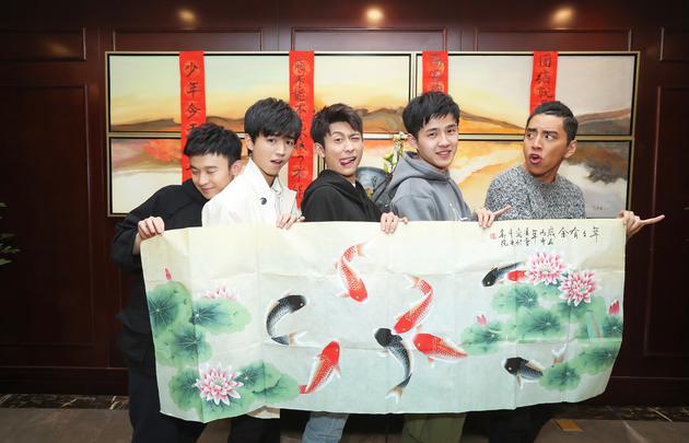 王俊凯晒照送祝福 竟遭张一山刘昊然调戏