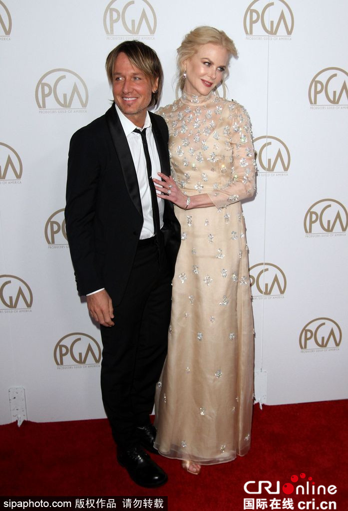 妮可·基德曼身穿粉色透视裙与老公秀恩爱(图)