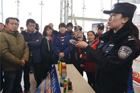 （供稿 交通运输列表 三吴大地南京 移动版）南京铁警开展“平安出行 祝福相伴”活动