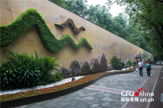 200余米立体花墙亮相西安 吸引行人游客驻足欣赏