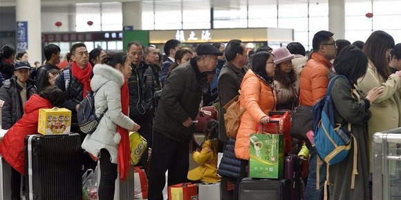 全国多地迎来返程客流高峰