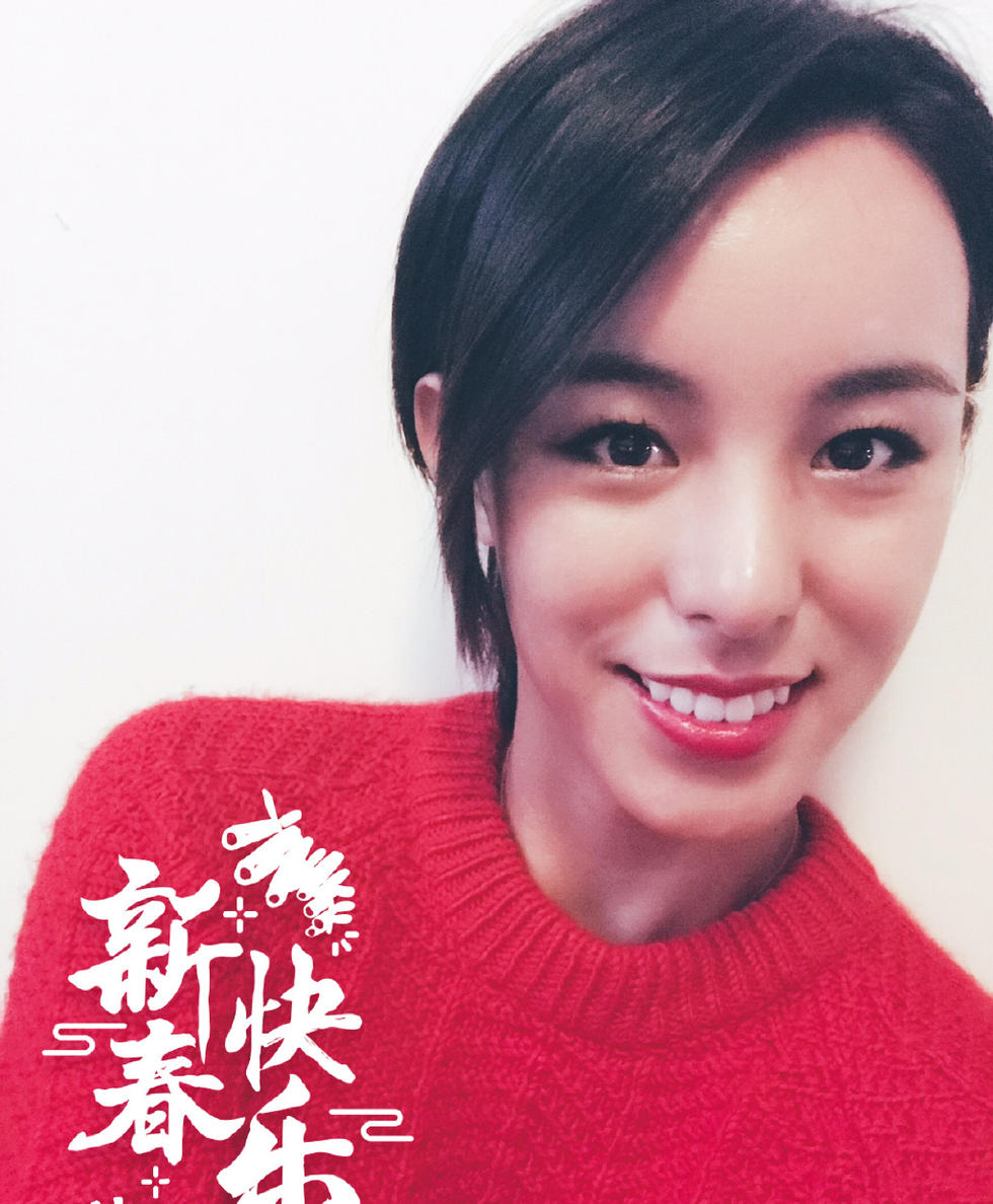 王蔷晒可爱自拍拜年网友美出新高度