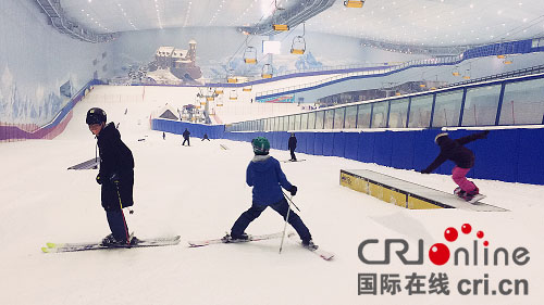 【黑龙江】海外大V走进万达室内滑雪场 感受夏日“雪中” 欢乐
