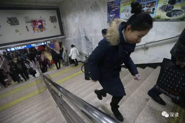 帅气！春运中的女警花 身背十余斤八大件执勤