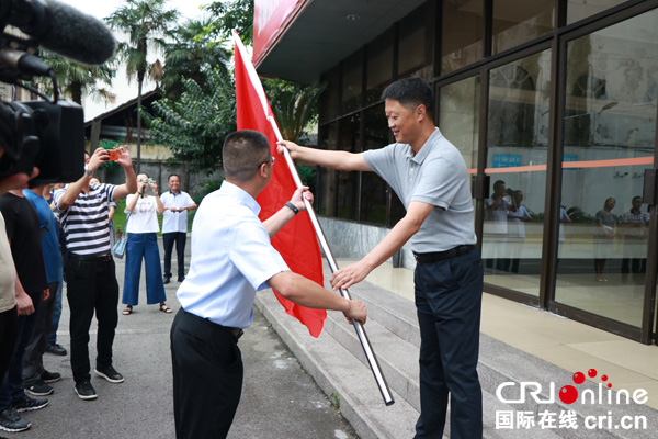 图片默认标题_fororder_什邡市委书记季涛为驻村工作组授旗