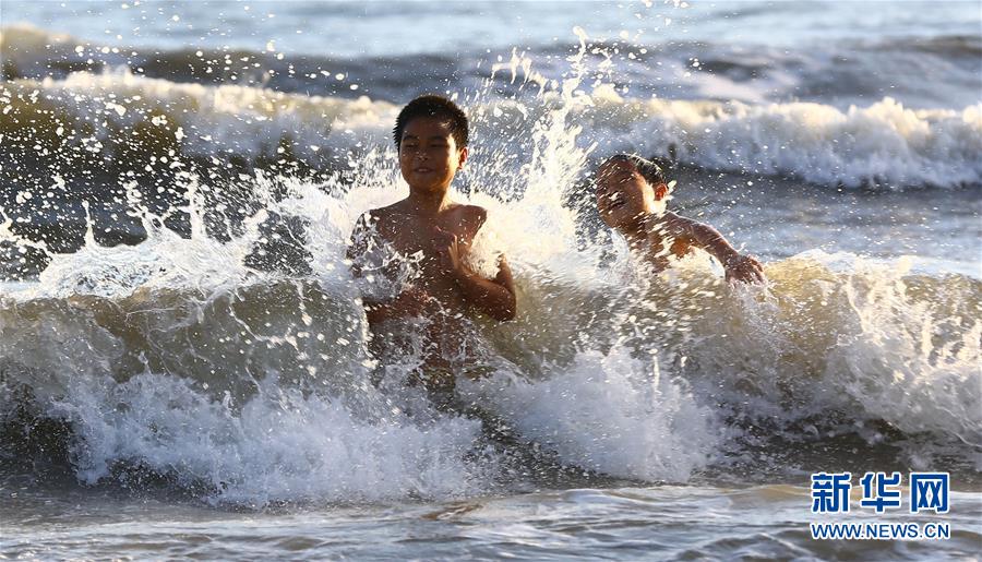 河北：高温天 戏水漂流享清凉