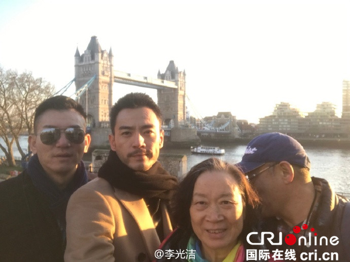 李光潔一家人英國過春節全家罕見合影曝光