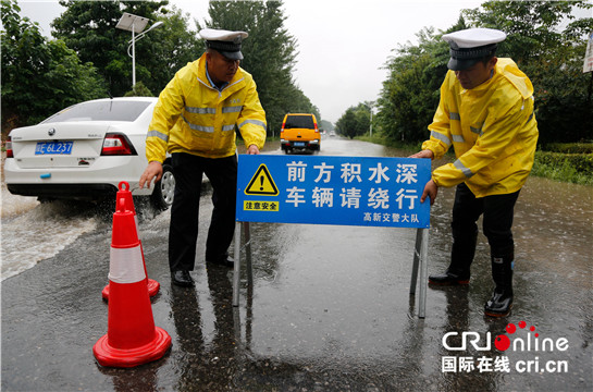 陕西渭南公安交警全力迎战强降雨 确保道路畅通