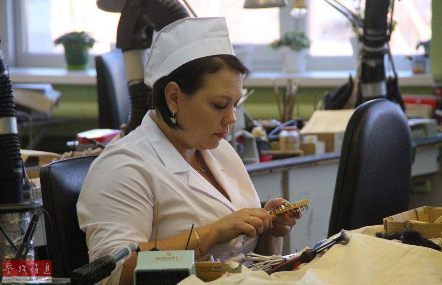 俄新S-400防空导弹竟由大妈手工组装 俄新S-400防空导弹竟由大妈手工组装