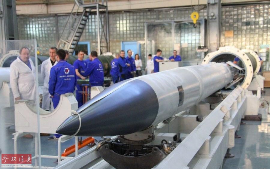 俄新S-400防空导弹竟由大妈手工组装 俄新S-400防空导弹竟由大妈手工组装