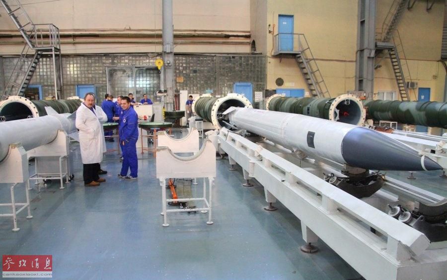 俄新S-400防空导弹竟由大妈手工组装 俄新S-400防空导弹竟由大妈手工组装