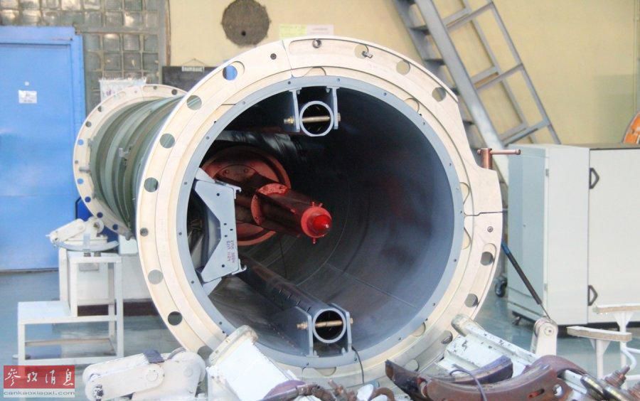 俄新S-400防空导弹竟由大妈手工组装 俄新S-400防空导弹竟由大妈手工组装