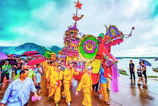 西塞山前文化节 万人空巷送“神舟”