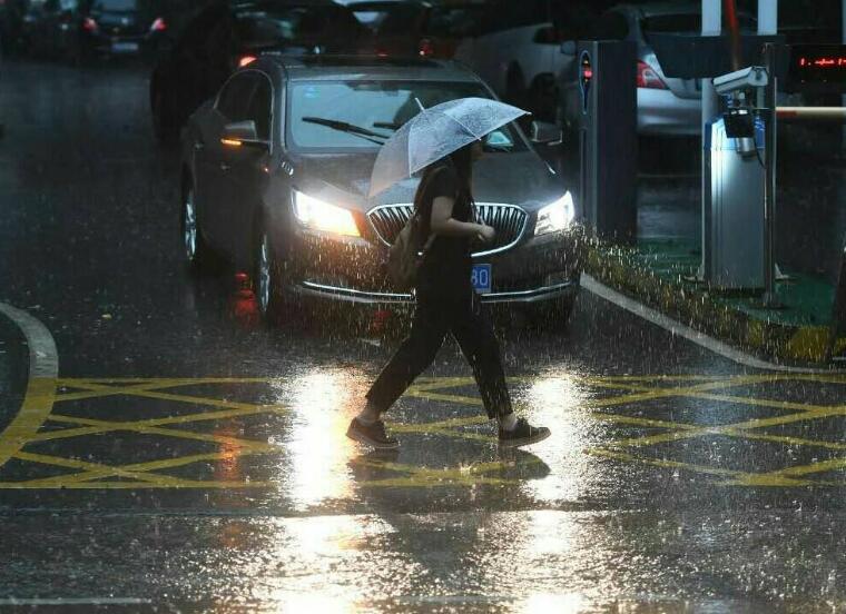 今晨 武汉暴雨如注