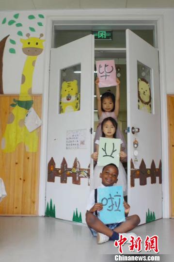 6岁非洲萌娃中文超“牛” 父母将回国开办“中式”幼儿园
