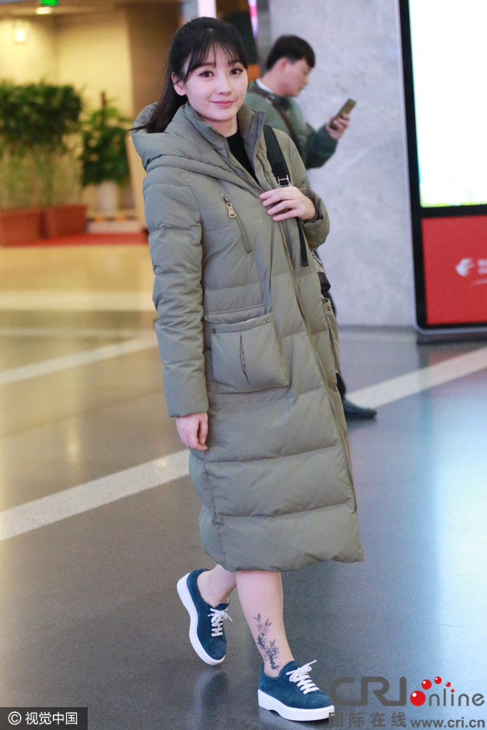 柳岩裹大衣露白皙美腿秀花朵刺青 落座整理物品