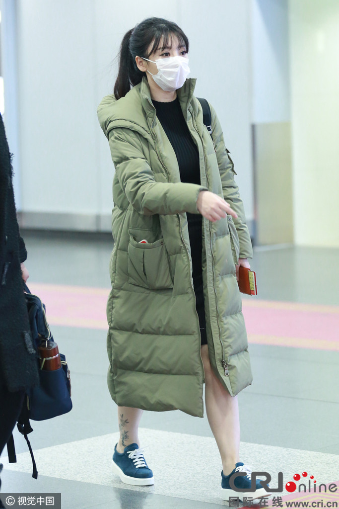 柳岩裹大衣露白皙美腿秀花朵刺青 落座整理物品