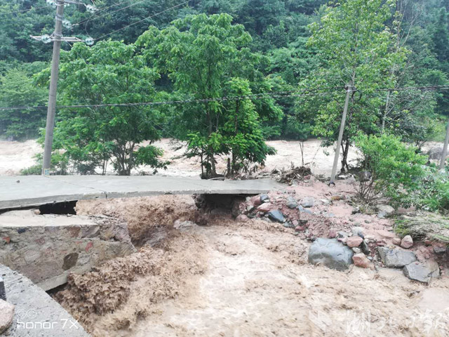 兴山县暴雨受灾严重 朝天吼漂流停漂