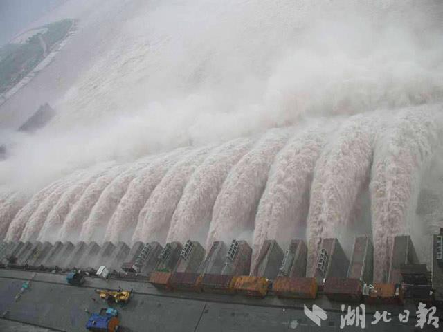 三峡水库开始提闸泄洪