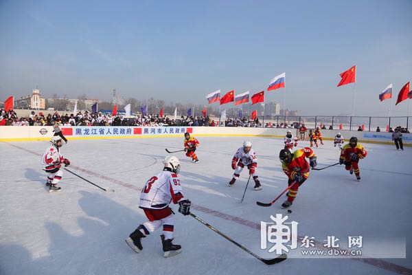 中俄两国冰球队在界江上进行第四次正面“交锋”