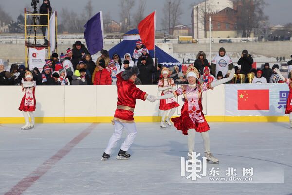 中俄两国冰球队在界江上进行第四次正面“交锋”