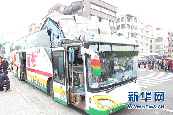 大陆游客团游览车在高雄发生擦撞事故 21人受伤