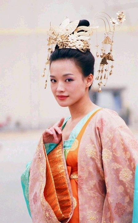 《健忘村》里的秋蓉,《西游》的段小姐,或是聂隐娘,装扮起古装的舒淇