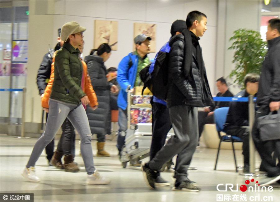 蒋雯丽一家三口罕见同框 儿子大长腿抢镜