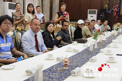 海外大V走進黑龍江省僑聯 與青年企業家親切交流