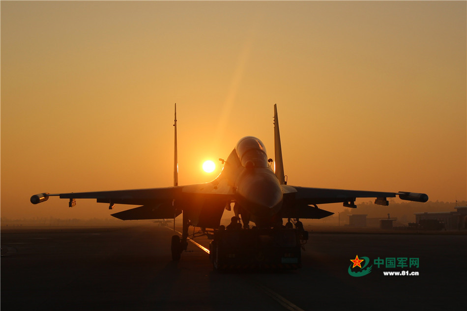 战机披霞出巢 飞行员元气满满节后首飞 战机披霞出巢 飞行员元气满满节后首飞