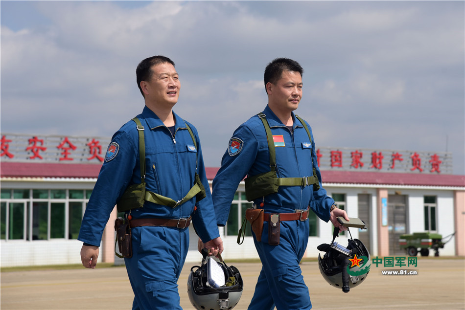 战机披霞出巢 飞行员元气满满节后首飞 战机披霞出巢 飞行员元气满满节后首飞