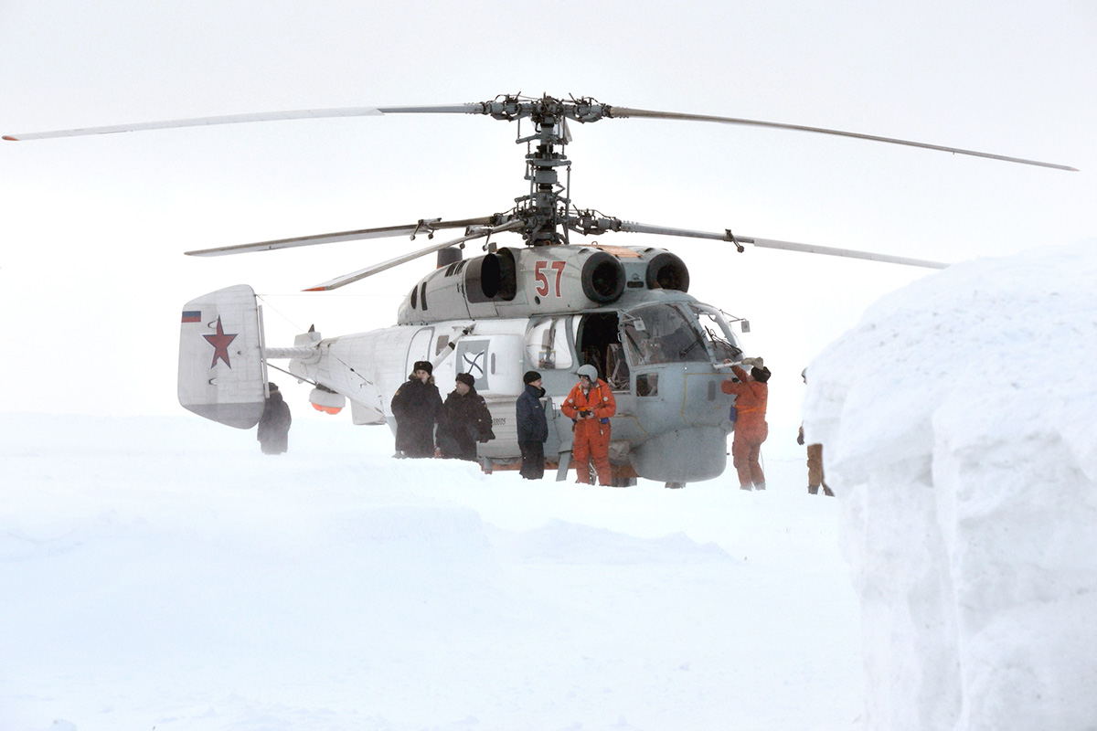 俄航母舰载机返回陆地机场
