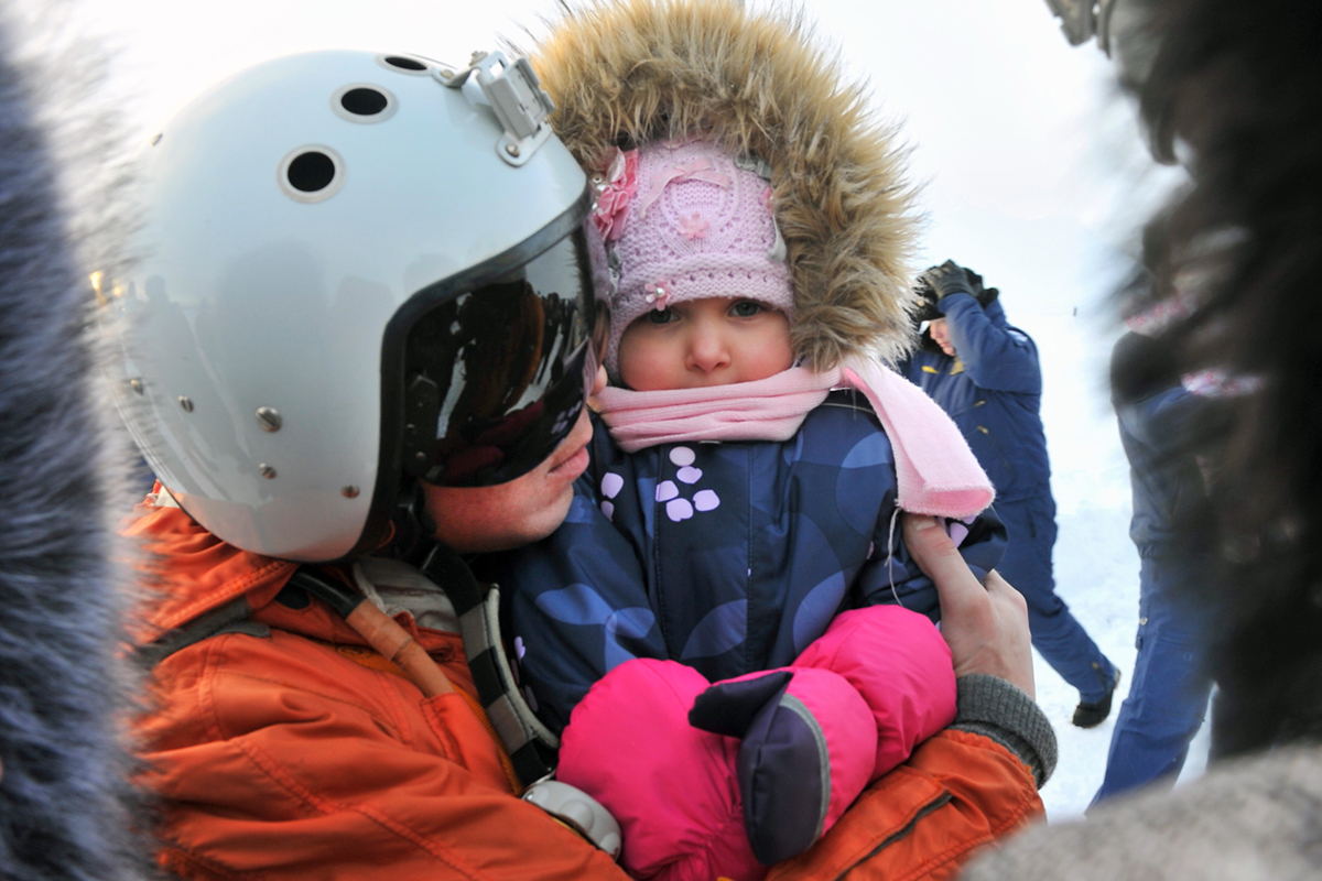 俄航母舰载机返回陆地机场