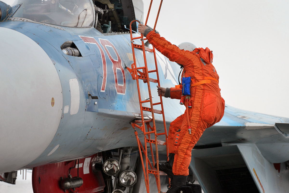 俄航母舰载机返回陆地机场