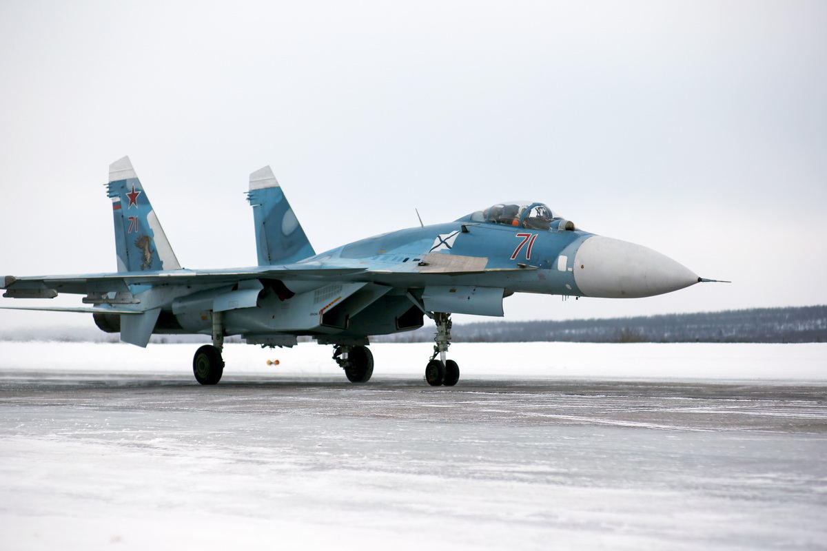 俄航母舰载机返回陆地机场