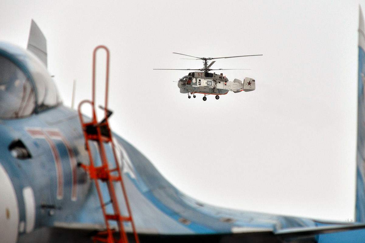 俄航母舰载机返回陆地机场