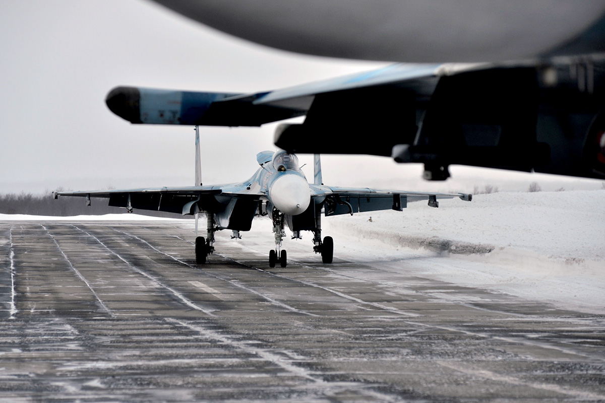 俄航母舰载机返回陆地机场