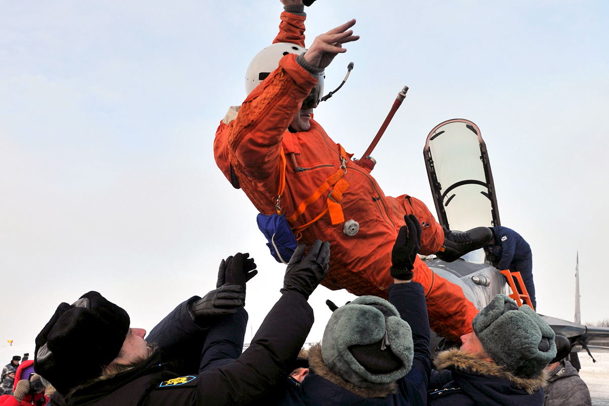 俄航母舰载机返回陆地机场