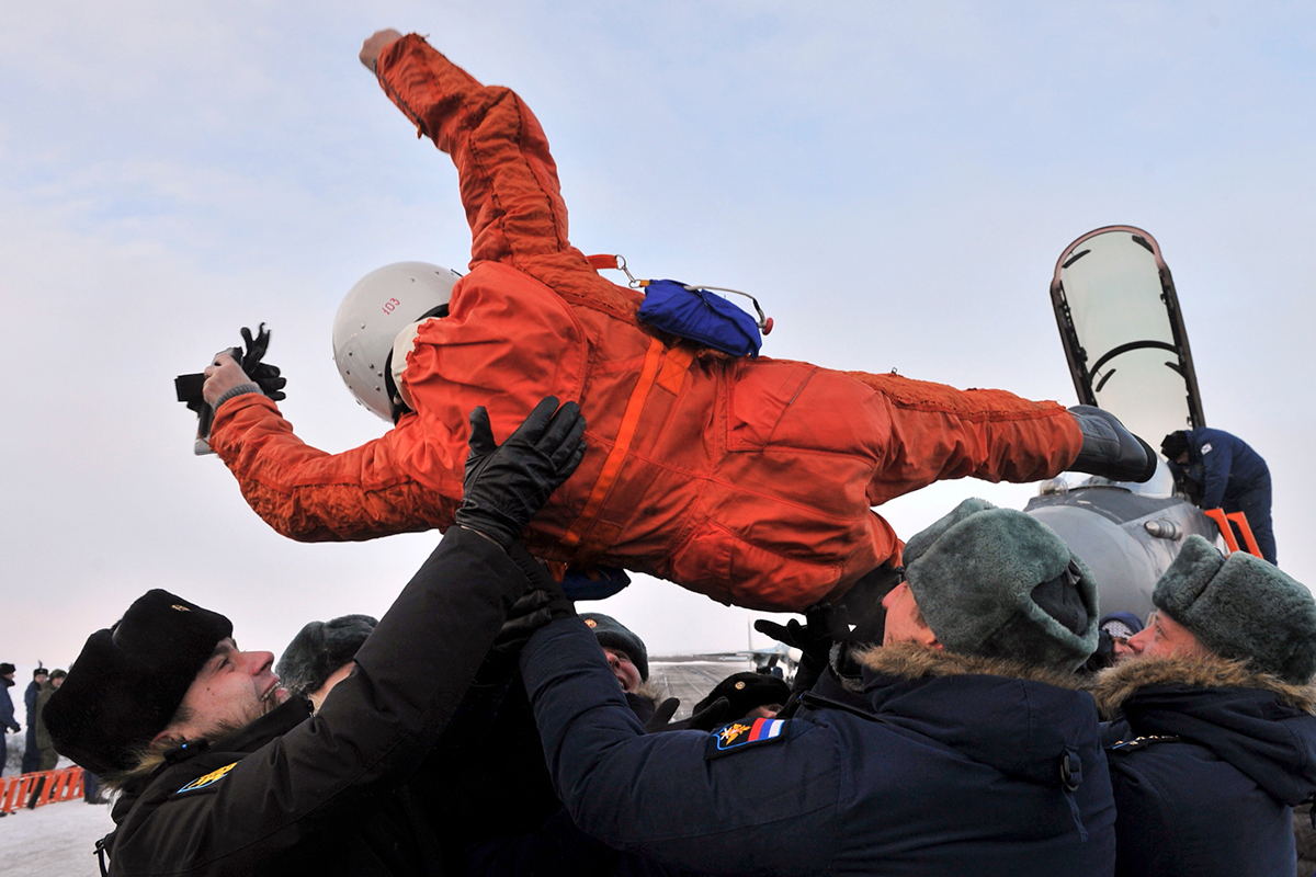 俄航母舰载机返回陆地机场