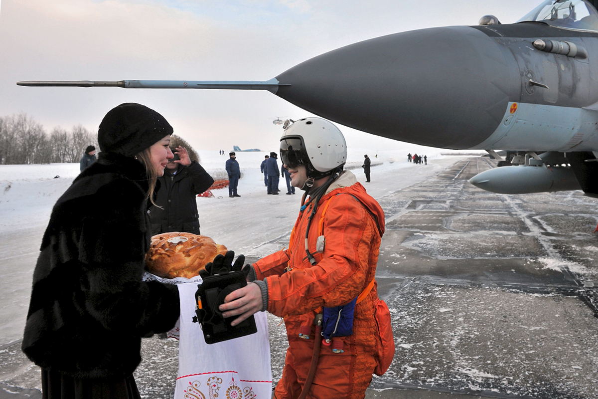 俄航母舰载机返回陆地机场