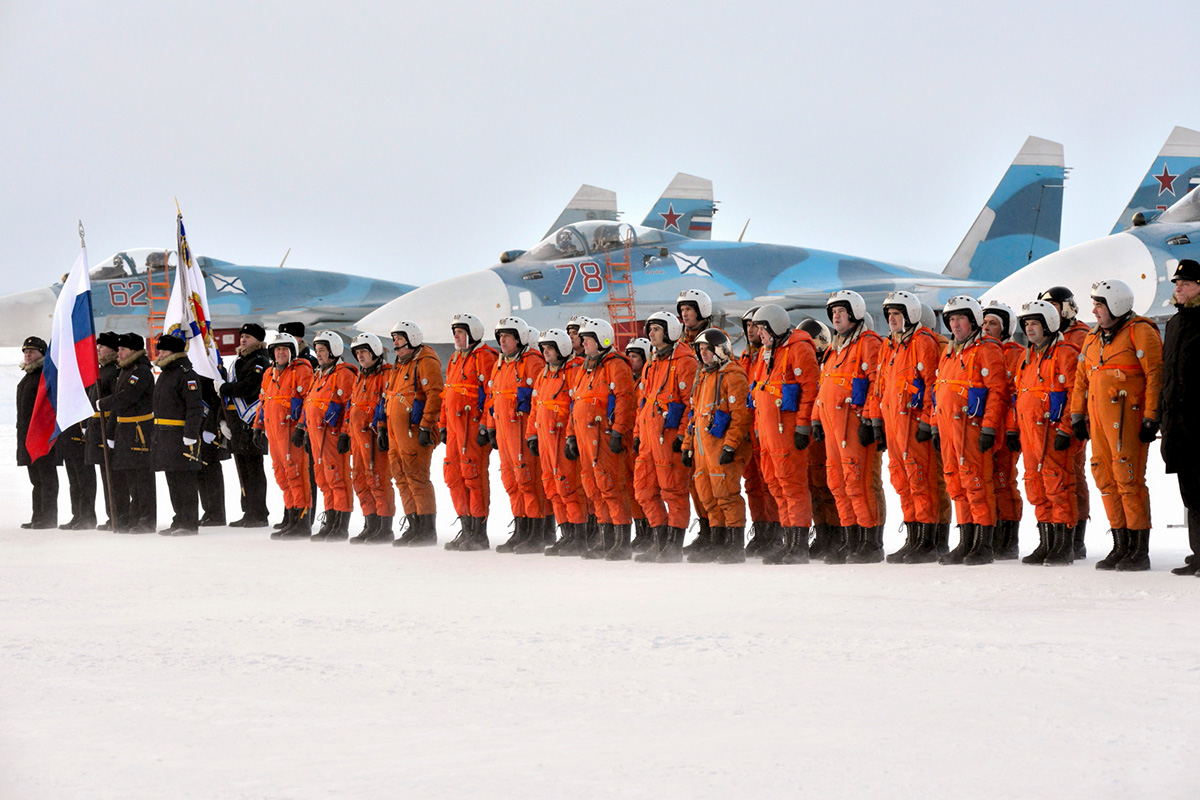 俄航母舰载机返回陆地机场