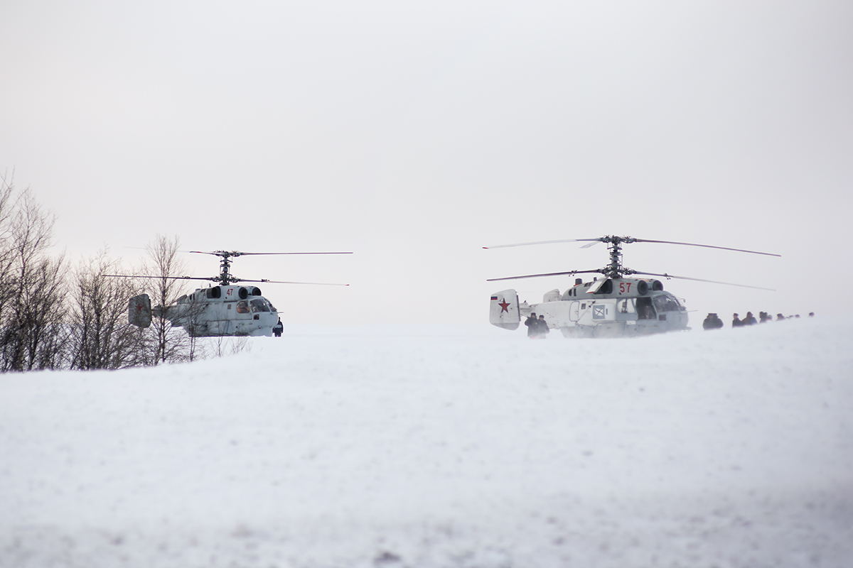 俄航母舰载机返回陆地机场