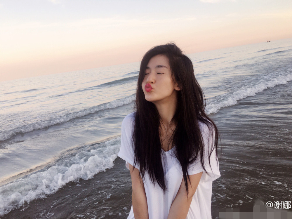 腾讯娱乐讯 2月6日,谢娜微博晒出一组照片,穿短袖t恤在海边散步,长发
