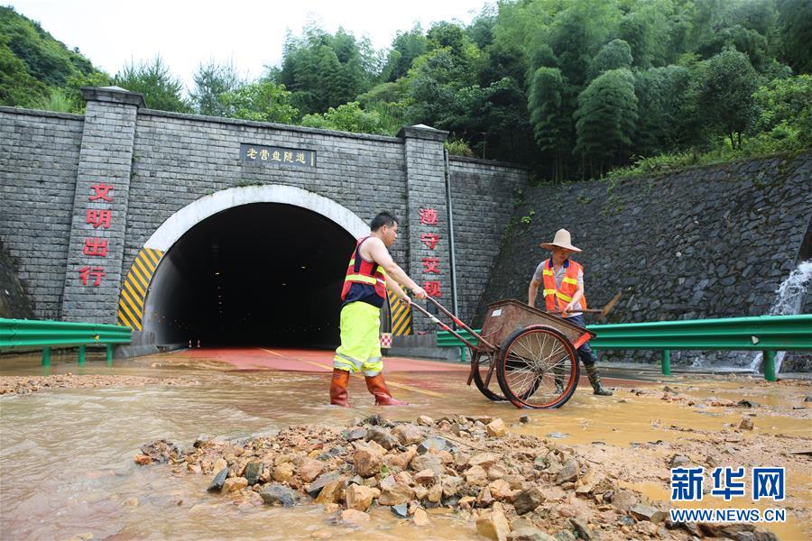 江西遭遇暴雨袭击