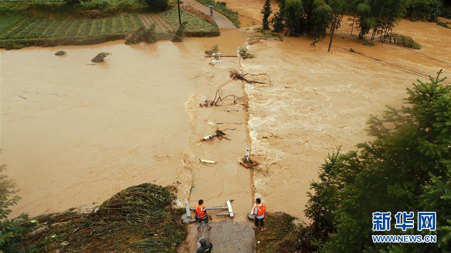 江西遭遇暴雨袭击