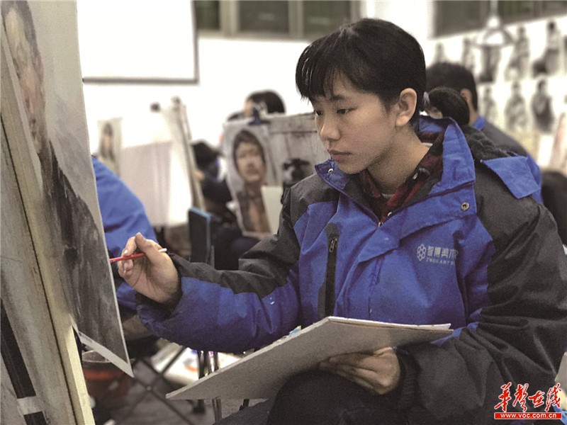2017年艺考开考 "学霸"女孩获湖南省美术高考第一名