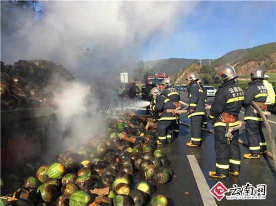 大货车高速路上突起火 整车西瓜变“烤瓜”