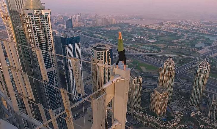 俄罗斯小哥高楼边缘炫技 网友:看的腿软