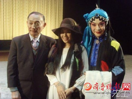 苍井空宣布引退 揭秘苍井空这些年在中国赚钱有多疯狂，亮相8分钟写4个字赚1000万