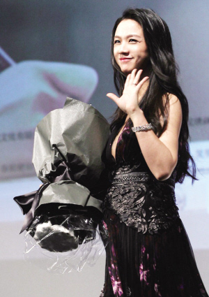 汤唯得知入围金像奖影后 抱着女儿就亲了一口